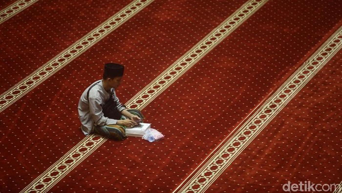 Pada 10 hari terakhir bulan Ramadan, Masjid Istiqlal penuh dengan jemaah iktikaf. Mereka datang dari berbagai daerah untuk berburu lailatulqadar.