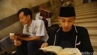 Anjuran melaksanakan itikaf pada 10 malam terakhir Ramadan ini sebagaimana dalam hadits ari Aisyah r.a. isteri Nabi s.a.w. menuturkan, Sesungguhnya Nabi s.a.w. melakukan itikaf pada sepuluh hari terakhir bulan Ramadan hingga beliau wafat, kemudian istri-istrinya mengerjakan itikaf sepeninggal beliau. (Hadis Shahih, riwayat al-Bukhari: 1886 dan Muslim: 2006).  
