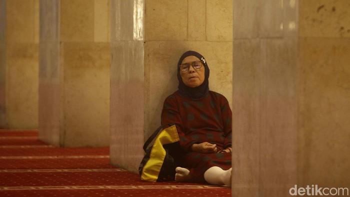 Berburu Malam 1.000 Bulan di Masjid Istiqlal Pada 10 hari terakhir bulan Ramadan, Masjid Istiqlal penuh dengan jemaah iktikaf. Mereka datang dari berbagai daerah untuk berburu lailatulqadar.