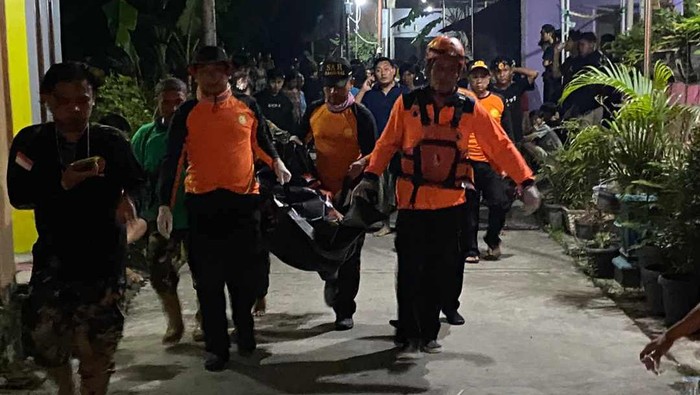 Proses evakuasi bocah yang hanyut di Sungai Glugu, Grobogan, Jumat dini hari (5/4/2024).