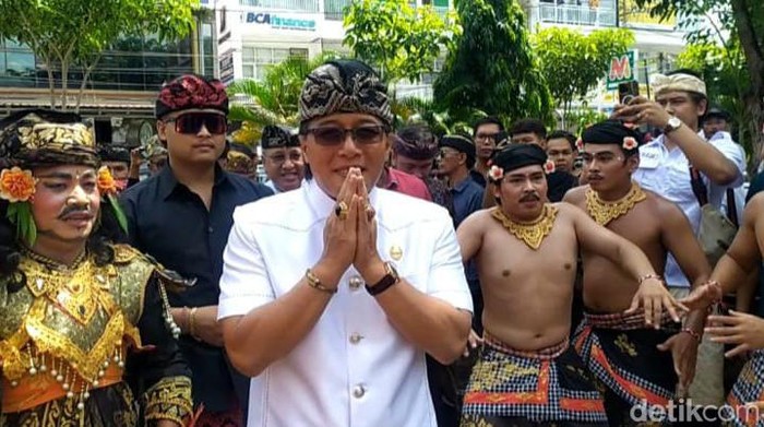 Bupati Badung I Nyoman Giri Prasta saat memberikan bantuan hibah kepada masyarakat Buleleng di Gedung Kesenian Gde Manik Singaraja, Jumat (5/4/2024). (Made Wijaya Kusuma)