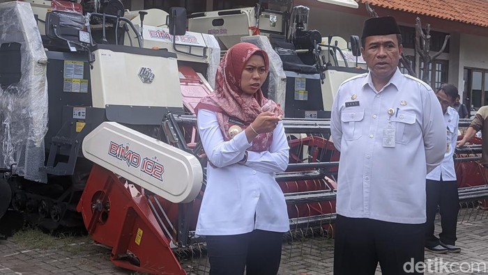 Bupati Demak saat meninjau alat pertanian  bantuan banjir kepada 30 kelompok tani, Jumat (5/4/2024).