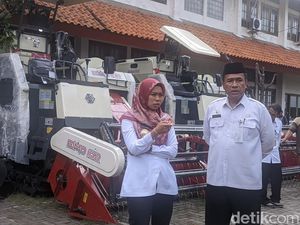 Bupati Demak Serahkan Bantuan Alat Pertanian ke Korban Banjir Senilai Rp 10 M