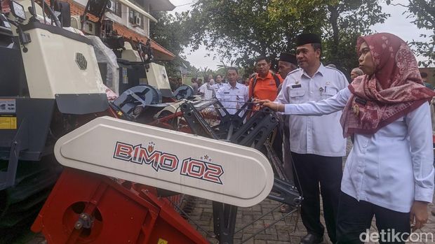 Bupati Demak saat meninjau alat pertanian  bantuan banjir kepada 30 kelompok tani, Jumat (5/4/2024).