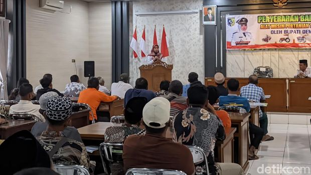 Bupati Demak saat meninjau alat pertanian  bantuan banjir kepada 30 kelompok tani, Jumat (5/4/2024).
