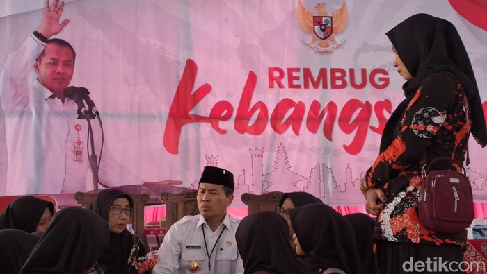 Bupati Wonogiri Joko Sutopo saat berdiskusi dengan sejumlah guru honorer di Paranggupito beberapa waktu lalu. Foto diunggah Jumat (5/4/2024).
