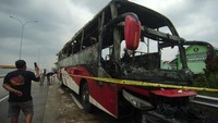 Garis polisi terpasang di sekitar bangkai bus. 