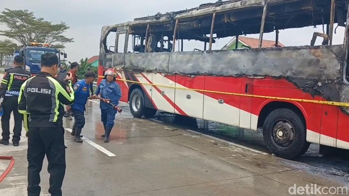 Kondisi bus PO Agra Mas ludes terbakar.