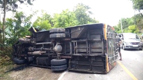 Bus terguling setelah menabrak pohon di Jalan Timor Raya Kilometer 69, Kecamatan Takari, Kabupaten Kupang, NTT, Jumat (5/4/2024). (Dok Ditlantas Polda NTT)