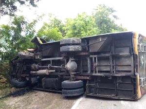 Bus Terguling gegara Tabrak Pohon di Kupang, 18 Orang Luka-luka