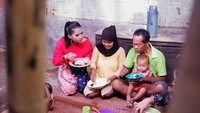 Saat sedang membawakan program acara, Soraya juga sering makan bersama dengan keluarga yang tengah dibantunya. Soraya sendiri memang tidak pernah memilih-milih makanan. Foto: Instagram @sorayarasyid12