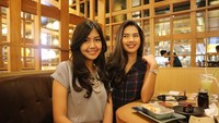 Menyantap hidangan sushi, Soraya menghabiskan waktu luangnya dengan makan siang bersama salah satu kerabatnya. Foto: Instagram @sorayarasyid12