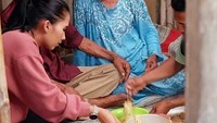 Tak hanya makan bersama keluarga yang tengah ditolong, tapi Soraya juga sering masak, hingga buat kue bersama orang-orang di lokasi syuting. Foto: Instagram @sorayarasyid12