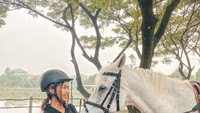 Lewat sinetron Preman Pensiun, Soraya Rasyid namanya semakin terkenal. Baru-baru ini videonya saat tengah berkuda disorot, usai kuda itu menyerang ke arah tubuhnya. Foto: Instagram @sorayarasyid12