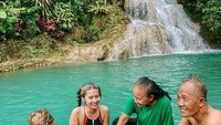 Saat sedang syuting acara televisi di Sunga Mudal, Soraya bagikan keseruan saat makan lesehan di pinggir sungai bersama warga lokal. Foto: Instagram @sorayarasyid12