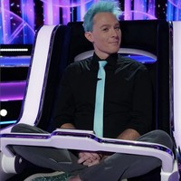 Penyanyi Clay Aiken mengungkap pernah melakukan operasi plastik di bagian rahang. Dia juga menjalani sedot lemak di pipi. Foto: Instagram/@clayaiken