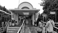 Halte Kota Tua, di kawasan Museum Fatahilah, Jakarta Barat. Halte didesain dengan gaya art deco, menyesuaikan diri dengan kawasan Little Amsterdam yang dipenuhi bangunan bergaya 1900-an. 