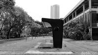 Halte bus di seberang Jakarta Convention Center, kompleks Gelora Bung Karno (GBK). Desain yang unik tak ditunjang dengan lokasi yang bukan padat penumpang sehingga halte ini sering kesepian. 
