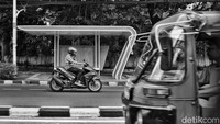 Sentuhan modern futuristik di sebuah halte di jalan Proklamasi, Jakarta Pusat. Halte bus TransJakarta menjadi penanda keseriusan pemerintah kota mengembalikan budaya transportasi massal. 