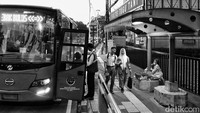 Halte bus Tugu Tani di Jl Ridwan Rais, Jakarta Pusat. Setiap 12 Januari, aktivis pejalan kaki melakukan tabur bunga untuk mengenang tragedi dan 9 korban meninggal akibat ditabrak pengendara mobil di sini. Desain ini yang merata terlihat di 5 wilayah Jakarta. Terdapat desain gigi balang pada atap halte. Gigi balang merupakan desain khas pada rumah adat Betawi.