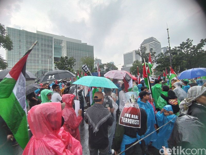 Demo bela Palestina di depan Kedubes AS, Jakarta, 5 April 2024. (Taufiq Syarifudin/detikcom)