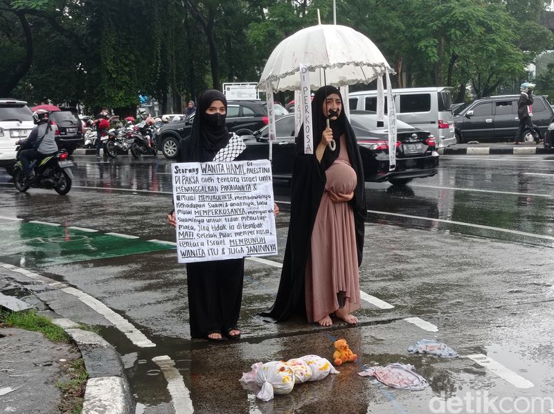 Demo bela Palestina di depan Kedubes AS, Jakarta, 5 April 2024. (Taufiq Syarifudin/detikcom)