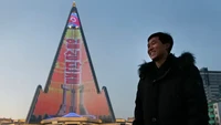 Enam tahun berlalu, Hotel Ryugyong dipasang layer LED pada bagian depan gedung untuk menampilkan slogan propaganda Kim Yong Il pada tahun 2018 selama beberapa jam setiap malam. Hingga saat ini Hotel Ryugyong belum diisi oleh interior yang memadai bahkan tidak ada listrik di dalamnya.  Foto: Dita Alangkara/AP via Business Insider