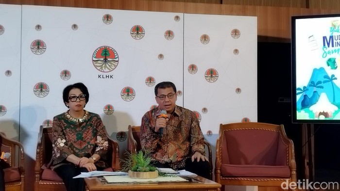 Direktur Jenderal Pengelolaan Sampah dan Limbah B3, Rosa Vivien Ratnawati dan Direktur Penanganan Sampah KLHK, Novrizal Tahar. (Astrid/detikcom)