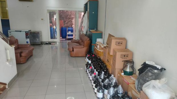 Dittipidnarkoba Bareskrim Polri menggerebek pabrik ekstasi rumahan milik Fredy Pratama di Sunter, Jakut (dok. Ist)