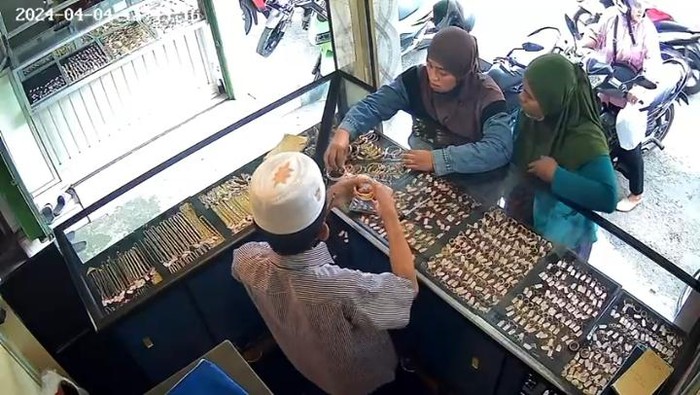 Dua emak-emak saat beraksi mencuri perhiasan di toko emas