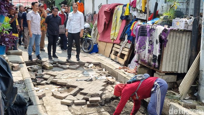 Eri Cahyadi tinjau banjir Surabaya Eri Cahyadi tinjau banjir Surabaya