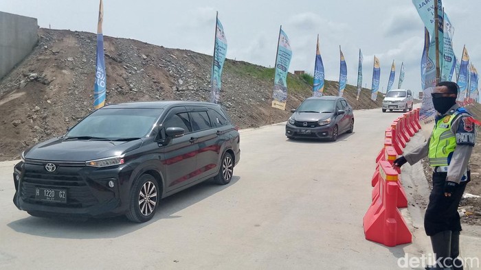 Pemudik keluar di Exit Tol Ngawen, Klaten, Jumat (5/4/2024).