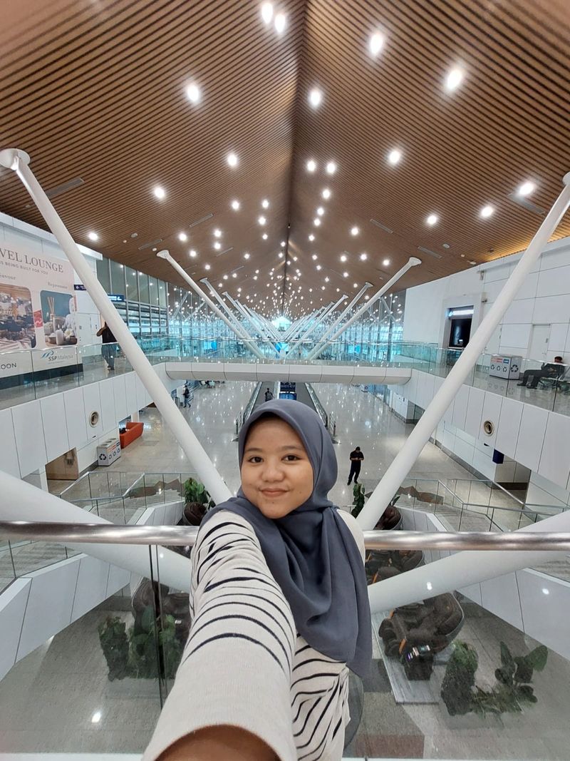 Fira menyempatkan diri jalan-jalan dan foto-foto di Bandara Kuala Lumpur, sembari menunggu jadwal penerbangannya