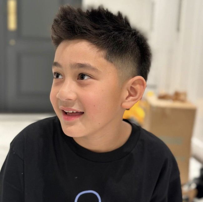 “Siwon gak sih?” Komentar netizen. “kadang siwon kadang jaehyun,” balas netizen lain. Sementara yang lain berkomentar: “kimbum bgt menurutku.”Foto: Dok. Instagram @raffinagita1717