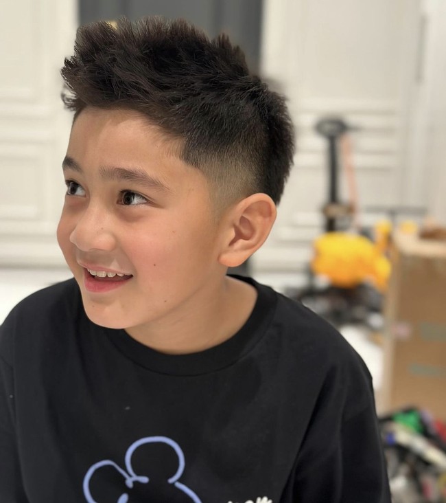 Foto-foto Rafathar dengan gaya rambut terbarunya langsung membanjiri kolom komentar unggahan orang tuanya. Mayoritas netizen sepakat bahwa Rafathar semakin terlihat ganteng, bahkan beberapa di antaranya menyinggung kemiripannya dengan artis Korea ternama. Foto: Dok. Instagram @raffinagita1717