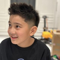 Foto-foto Rafathar dengan gaya rambut terbarunya langsung membanjiri kolom komentar unggahan orang tuanya. Mayoritas netizen sepakat bahwa Rafathar semakin terlihat ganteng, bahkan beberapa di antaranya menyinggung kemiripannya dengan artis Korea ternama. Foto: Dok. Instagram @raffinagita1717