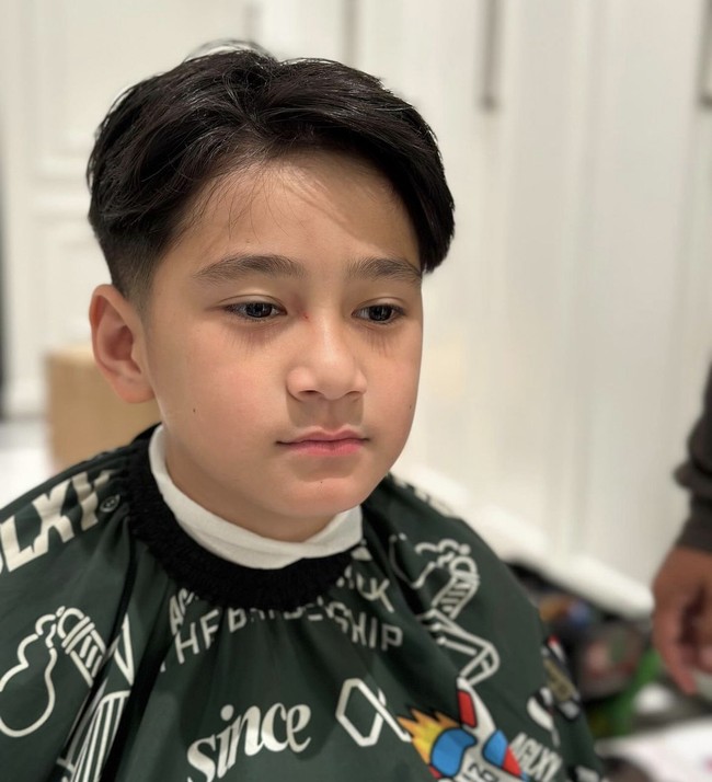 Rafathar, sang putra sulung dari pasangan selebriti Indonesia Raffi Ahmad dan Nagita Slavina, kembali menjadi perbincangan hangat di media sosial. Kali ini karena penampilan barunya usai memotong rambut. Foto: Dok. Instagram @raffinagita1717