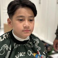 Rafathar, sang putra sulung dari pasangan selebriti Indonesia Raffi Ahmad dan Nagita Slavina, kembali menjadi perbincangan hangat di media sosial. Kali ini karena penampilan barunya usai memotong rambut. Foto: Dok. Instagram @raffinagita1717