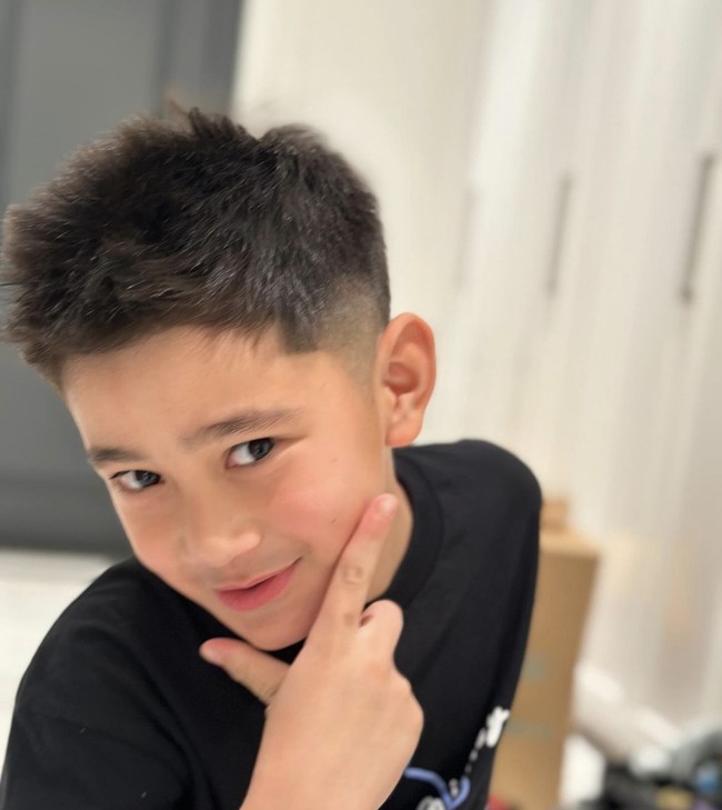 Meskipun rambutnya sebelumnya tidak terlalu panjang, namun dalam rangka menyambut Hari Raya Idul Fitri, pasangan selebriti tersebut memutuskan untuk memberikan sentuhan baru pada penampilan Rafathar.  Foto: Dok. Instagram @raffinagita1717