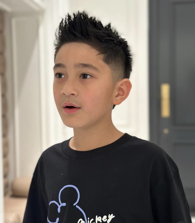 Bocah 8 tahun itu terlihat semakin ganteng seiring dengan bertambahnya usianya, dan potongan rambut terbarunya hanya menambah daya tariknya. Foto: Dok. Instagram @raffinagita1717