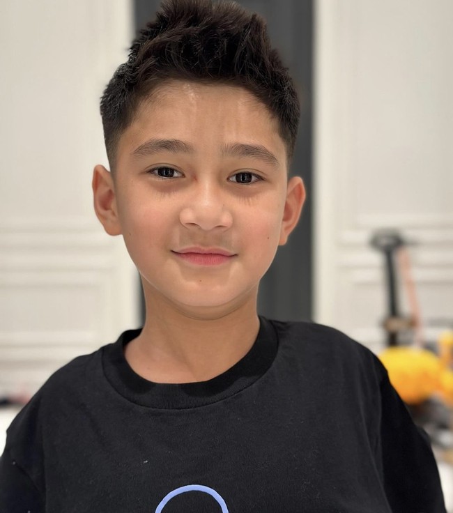 Tidak butuh waktu lama, potongan rambut baru Rafathar pun terungkap. Dan hasilnya, cukup memukau. Foto: Dok. Instagram @raffinagita1717