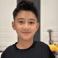 Tidak butuh waktu lama, potongan rambut baru Rafathar pun terungkap. Dan hasilnya, cukup memukau. Foto: Dok. Instagram @raffinagita1717