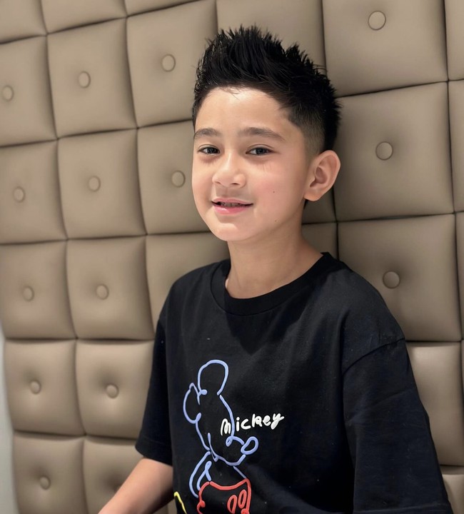 Perdebatan pun tak terhindarkan, dengan netizen berspekulasi tentang kemiripan Rafathar dengan beberapa bintang Korea. Sebagian menyebutnya mirip dengan Siwon, Jaehyun, dan Kim Bum. Foto: Dok. Instagram @raffinagita1717