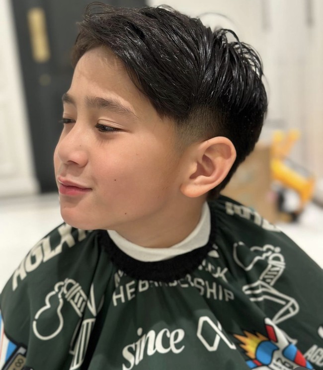 Sebelum dan sesudah potong rambut, orang tua Rafathar membagikan potret putra sulungnya itu di Instagram. Inilah rambut Rafathar sebelum rambutnya di potong. Foto: Dok. Instagram @raffinagita1717