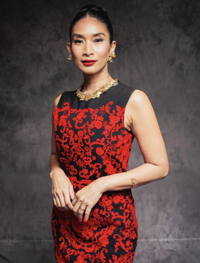 Happy Salma mengandalkan gaun rancangan desainer kondang Tanah Air Didi Budiardjo. Gaun berwarna dasar hitam tersebut hadir dengan motif floral bernuansa klasik. Di sisi lain, warna merahnya yang mencolok mengingatkan pada darah yang kerap diasosiasikan dengan kengerian film setan.(Foto: Instagram/@happysalma)