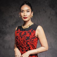 Happy Salma mengandalkan gaun rancangan desainer kondang Tanah Air Didi Budiardjo. Gaun berwarna dasar hitam tersebut hadir dengan motif floral bernuansa klasik. Di sisi lain, warna merahnya yang mencolok mengingatkan pada darah yang kerap diasosiasikan dengan kengerian film setan.(Foto: Instagram/@happysalma)