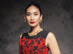 Happy Salma Hadiri Premier Siksa Kubur, Berbalut Gaun Merah Darah