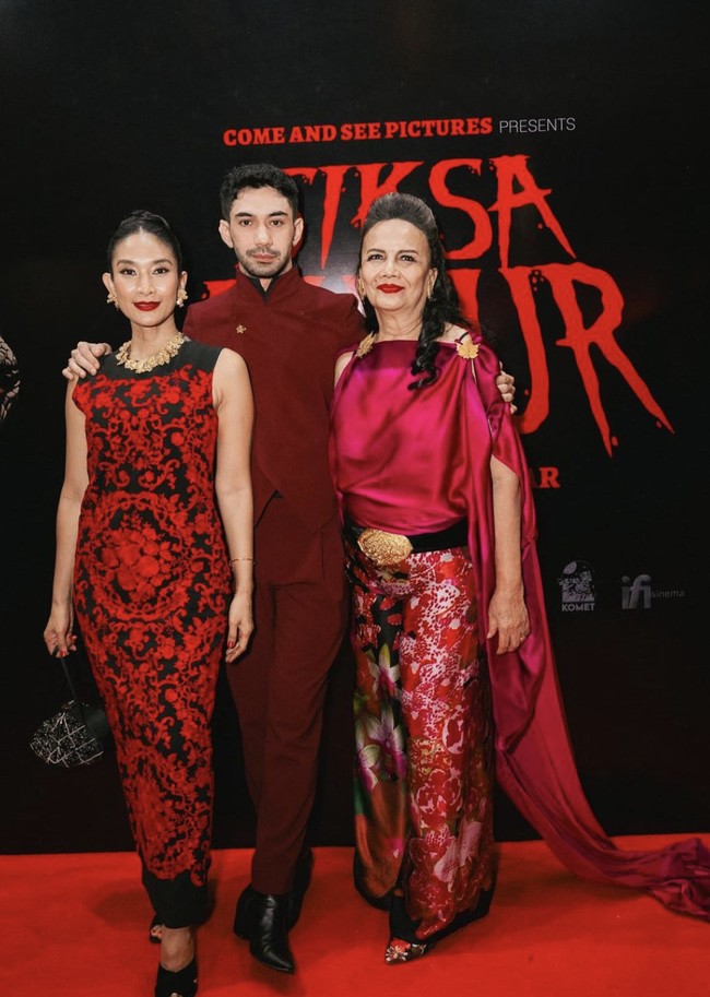 Aktris senior Christine Hakim juga berbalut atasan merah dengan cape yang menjuntai. Sebagai pelengkap, sabuk emas bergaya etnik dan celana bermotif floral jadi andalan. (Foto: Instagram/@happysalma)