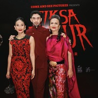 Aktris senior Christine Hakim juga berbalut atasan merah dengan cape yang menjuntai. Sebagai pelengkap, sabuk emas bergaya etnik dan celana bermotif floral jadi andalan. (Foto: Instagram/@happysalma)