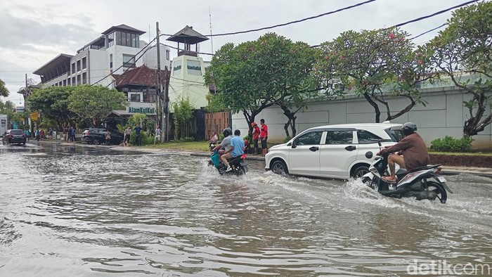 Genangan air setinggi mata kaki orang dewasa akibat hujan deras di Jalan Pantai Kuta, Badung, Bali, Kamis (4/4/2024). (Foto: Aryo Mahendro/detikBali)